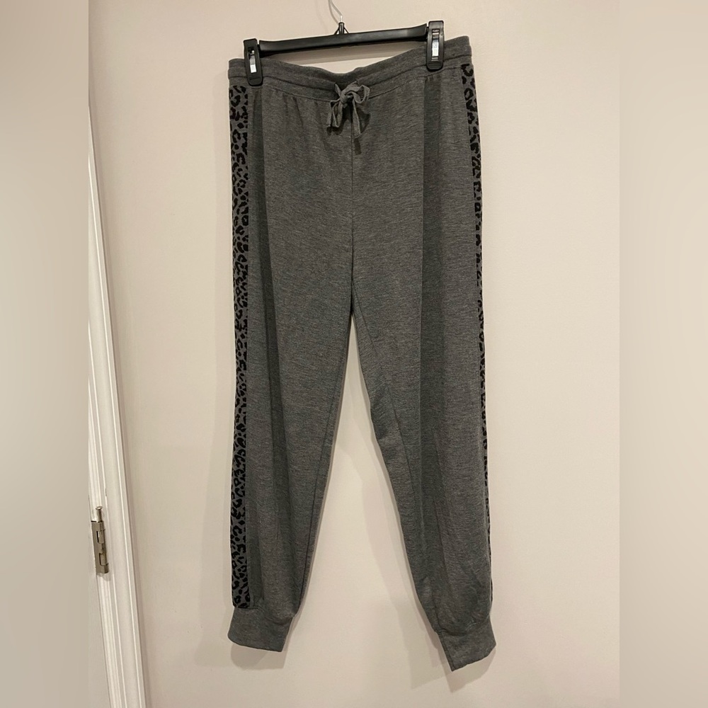 •2/$40• Splendid 2-Piece Pajama Lounge Set Animal Print - Picture 6 of 7